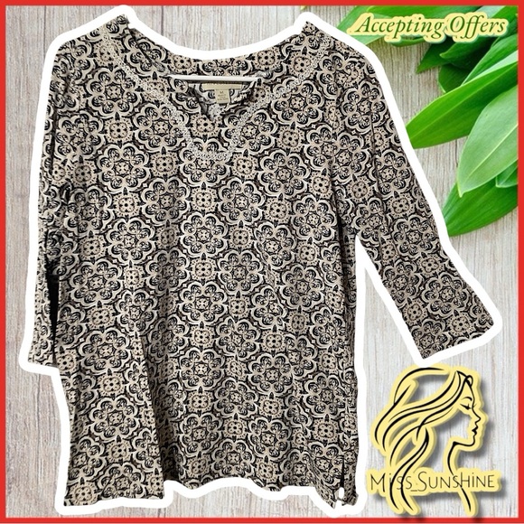 Appleseeds - Sz M - 3/4 arm sleeve shirt with embroidered v neck collar - Picture 1 of 5